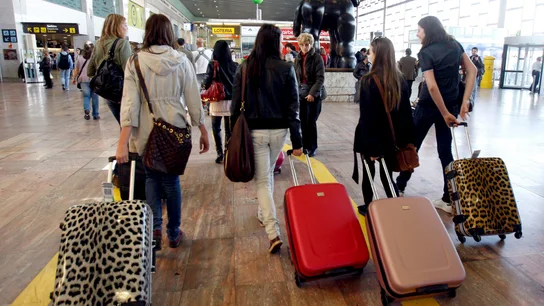Un grupo de jóvenes en el aeropuerto del Prat Un grupo de jóvenes en el aeropuerto del Prat