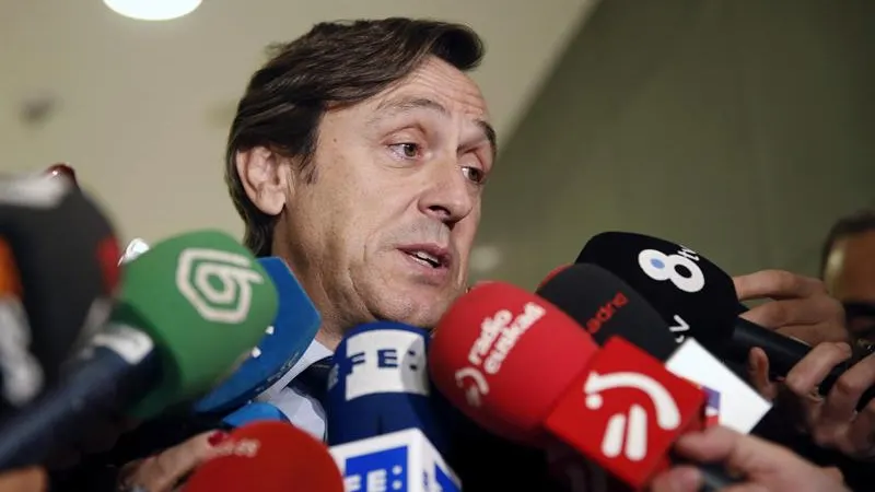 Rafael Hernando atiende a los medios en el Congreso