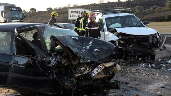Estado en el que han quedado los dos vehículos que han colisionado frontalmente Estado en el que han quedado los dos vehículos que han colisionado frontalmente