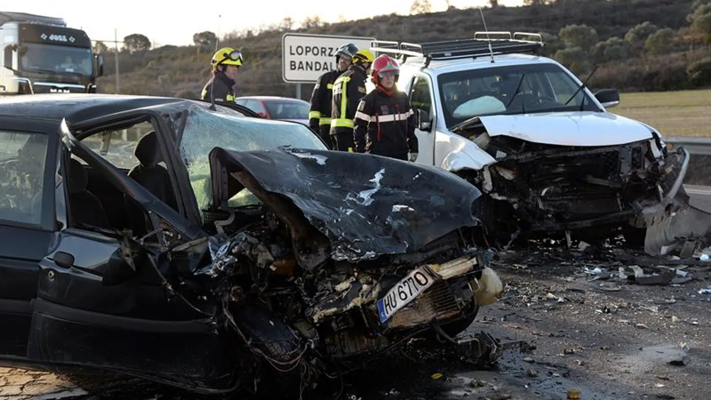 Estado en el que han quedado los dos vehículos que han colisionado frontalmente Estado en el que han quedado los dos vehículos que han colisionado frontalmente