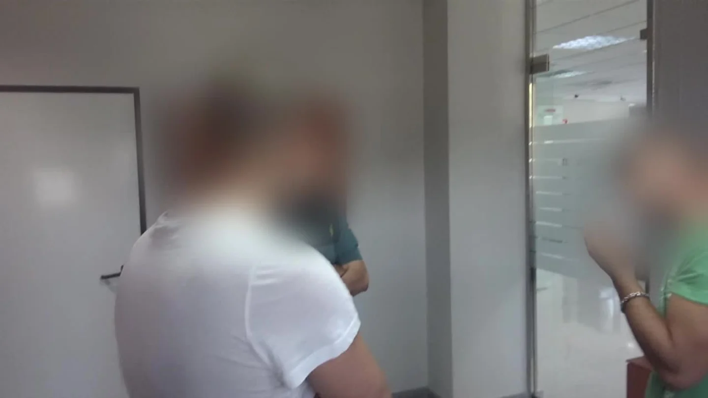 Los hermanos de un detenido por la Guardia Civil, en el Cuartel Los hermanos de un detenido por la Guardia Civil, en el Cuartel