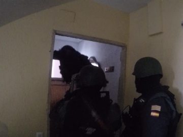 Los agentes de la Guardia Civil entran en un piso franco Los agentes de la Guardia Civil entran en un piso franco