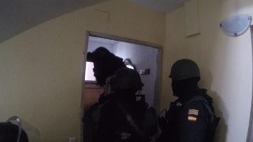 Los agentes de la Guardia Civil entran en un piso franco