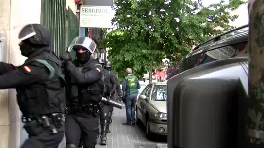 Los agentes entran en la casa de los testaferros chinos Los agentes entran en la casa de los testaferros chinos