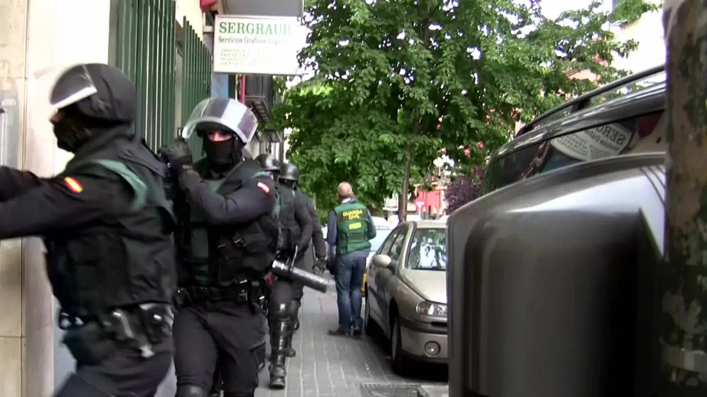 Los agentes entran en la casa de los testaferros chinos Los agentes entran en la casa de los testaferros chinos