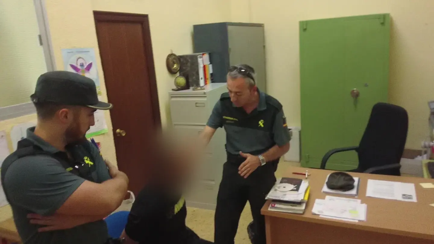 Los agentes detienen a un padre por un delito de presuntos malos tratos Los agentes detienen a un padre por un delito de presuntos malos tratos