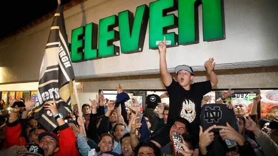 Una multitud celebra el premio de la powerball Una multitud celebra el premio de la powerball
