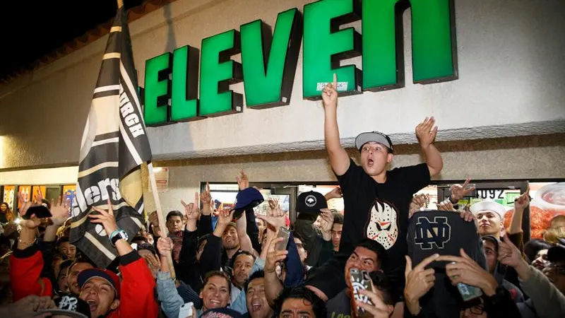 Una multitud celebra el premio de la powerball Una multitud celebra el premio de la powerball