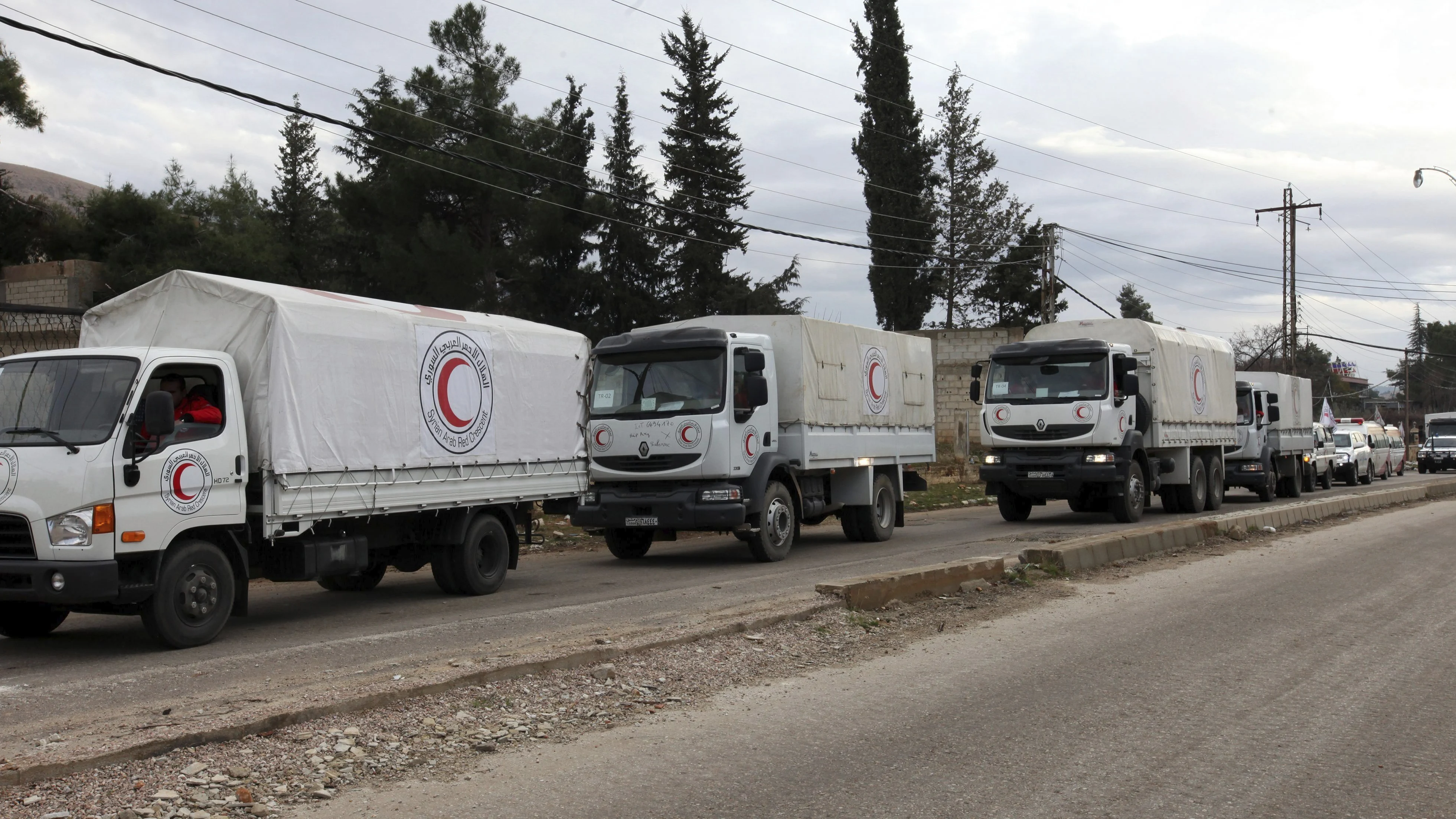 Varios convoyes cargados con ayuda humanitaria se dirigen hacia la localidad cercada de Madaya, en Siria, el pasado 11 de enero