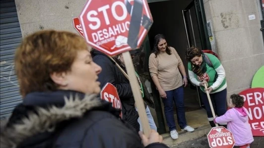 Un grupo de personas contra los desahucios