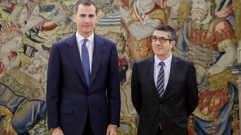 Felipe VI y Patxi López, durante su reunión en Zarzuela