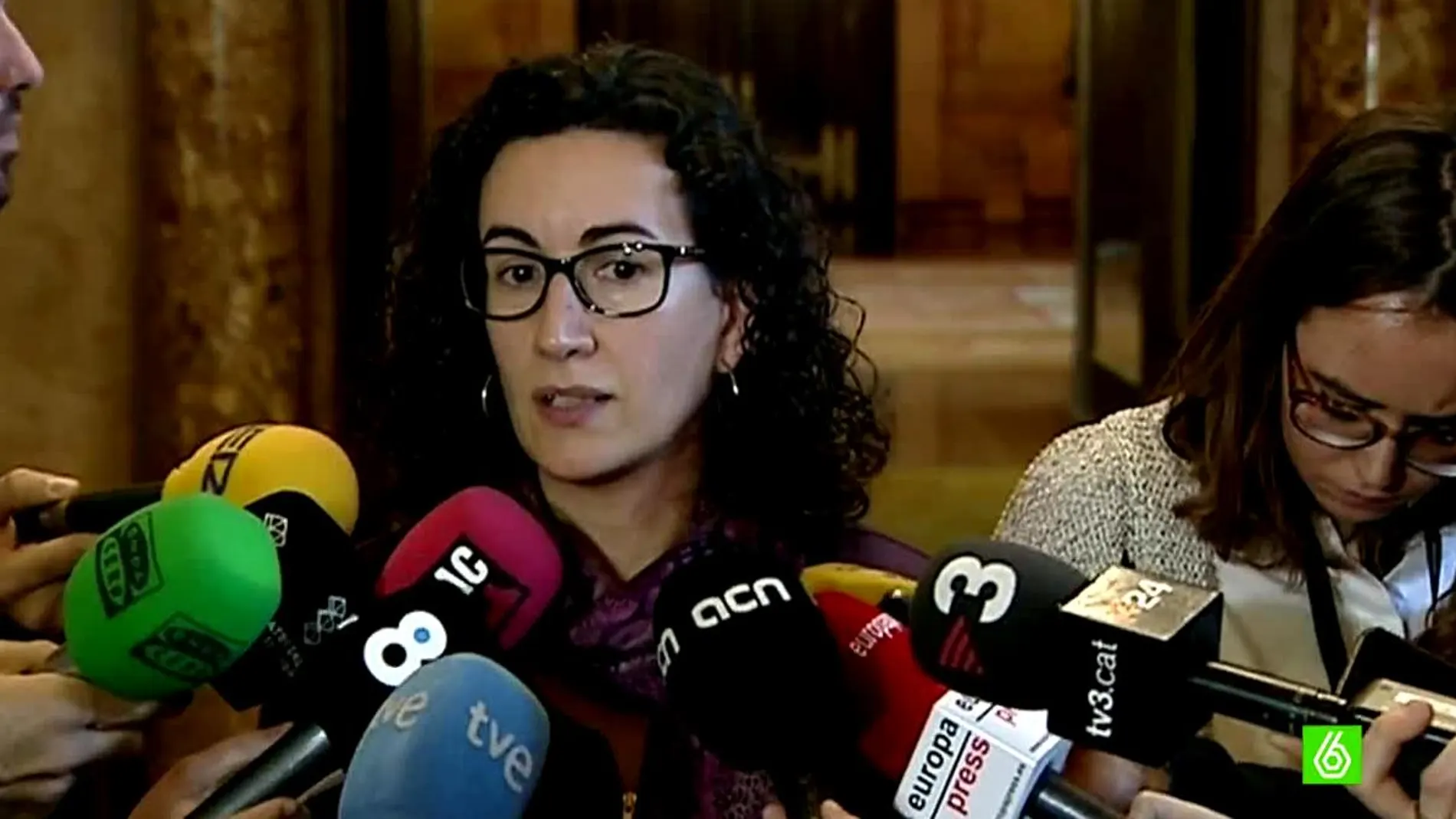 Marta Rovira habla con los periodistas