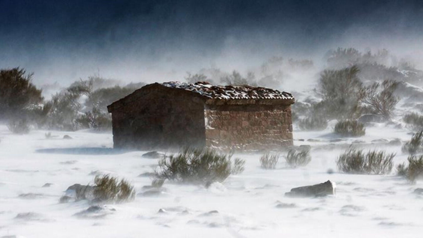 Nieve en torno a una peque&ntilde;a cuadra de campo