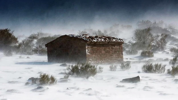 Nieve en torno a una pequeña cuadra de campo