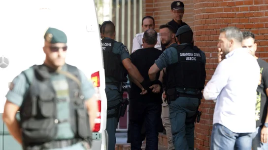En la imagen, el presunto autor del asesinato de Eva Blanco acompañado por agentes de la Guardia Civil. En la imagen, el presunto autor del asesinato de Eva Blanco acompañado por agentes de la Guardia Civil.