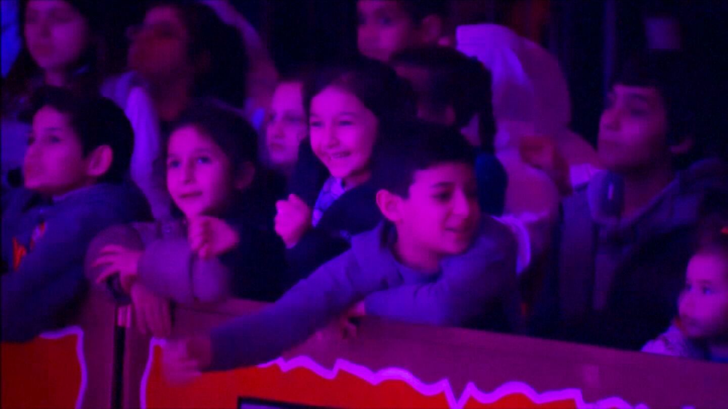 Un grupo de ni&ntilde;os refugiados en el circo
