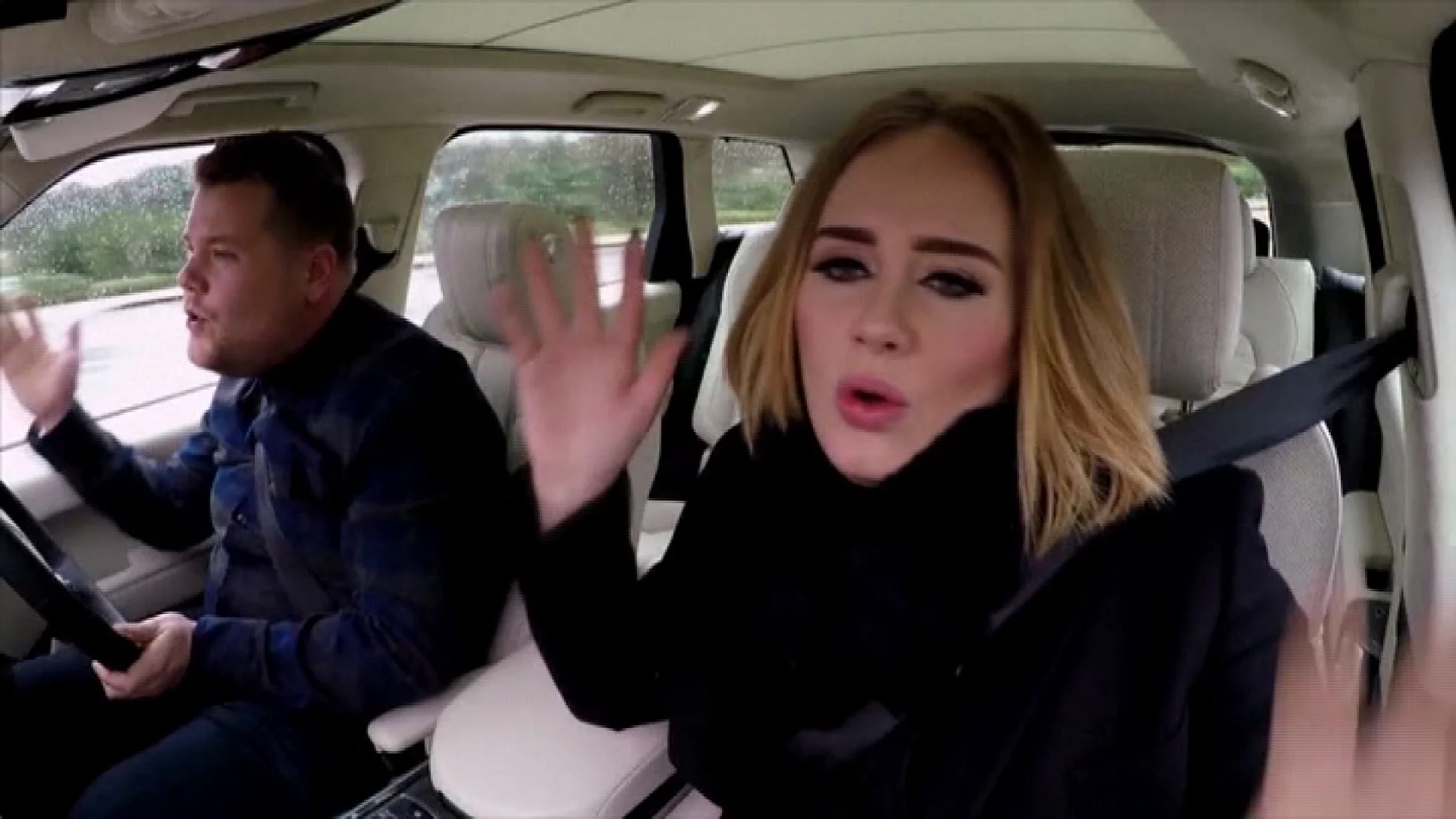 Adele canta en su coche