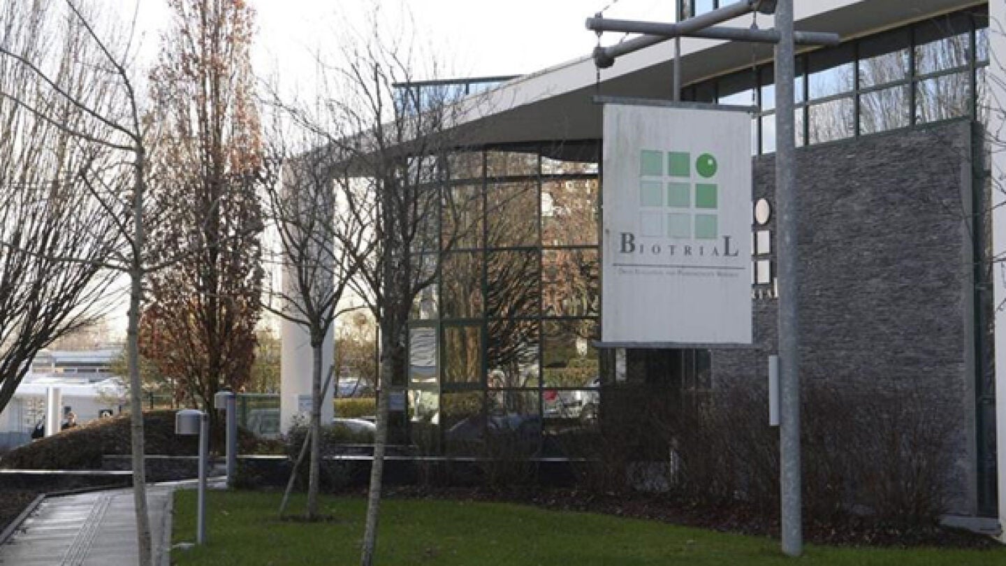 Fachada del edificio de los laboratorios Biotral en Rennes