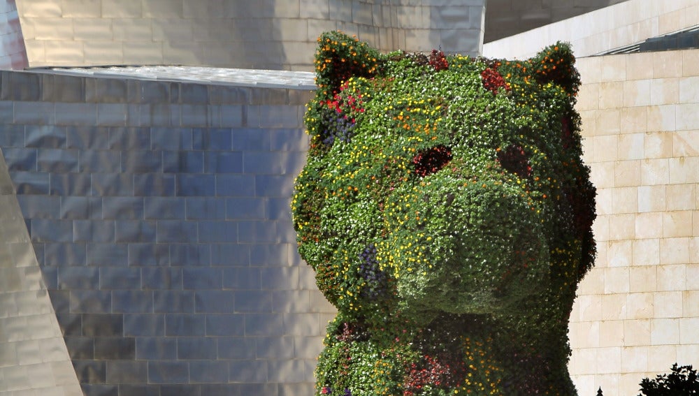 La escultura floral que preside la entrada del Museo Guggenheim-Bilbao (archivo)