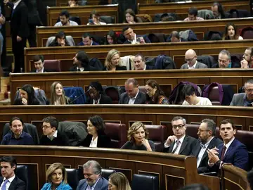 El Congreso facilita un vehículo oficial con conductor a cada uno de los nueve miembros de la Mesa El Congreso facilita un vehículo oficial con conductor a cada uno de los nueve miembros de la Mesa