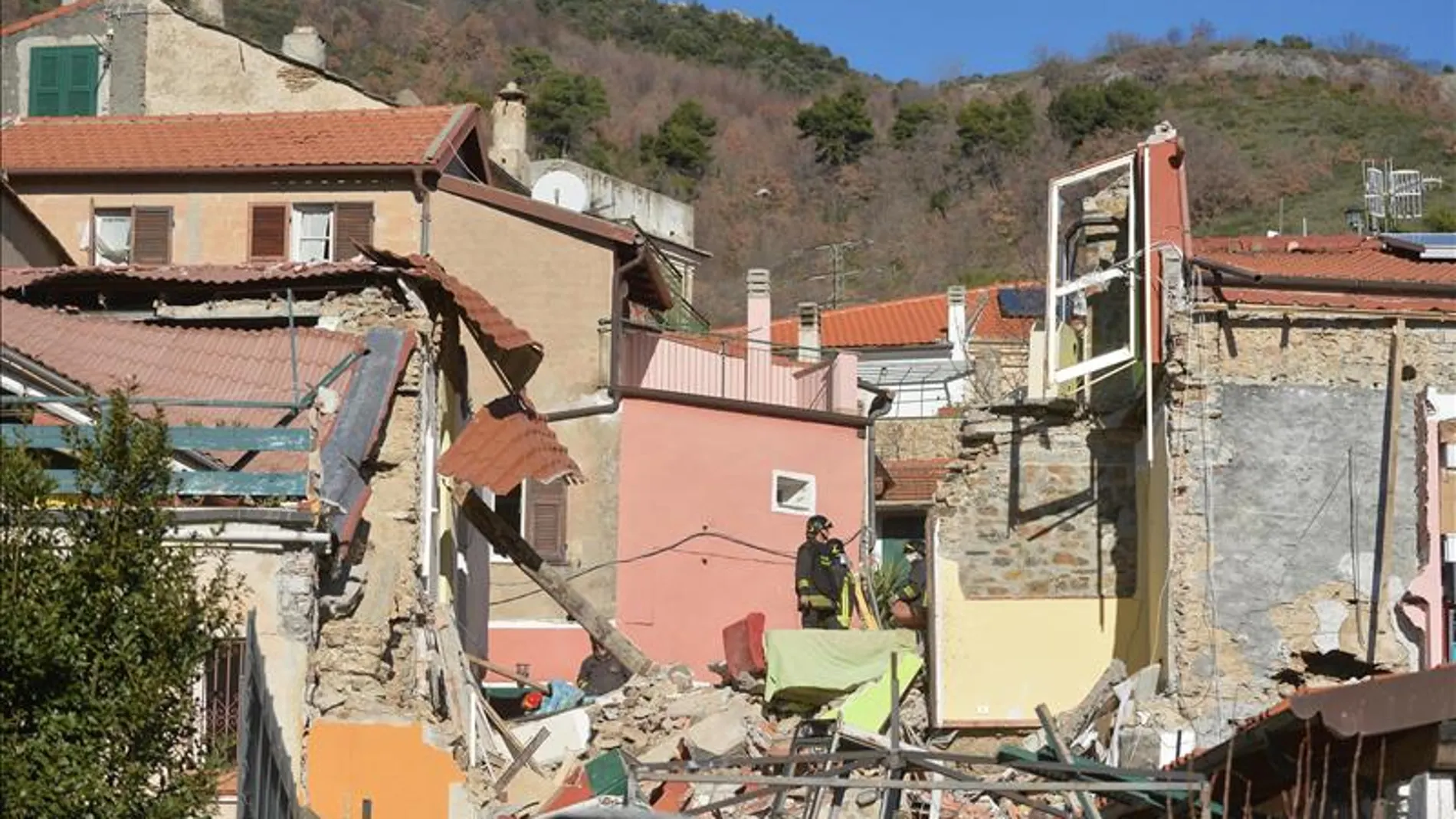Mueren cinco personas tras derrumbarse un edificio en Italia por una fuga de gas
