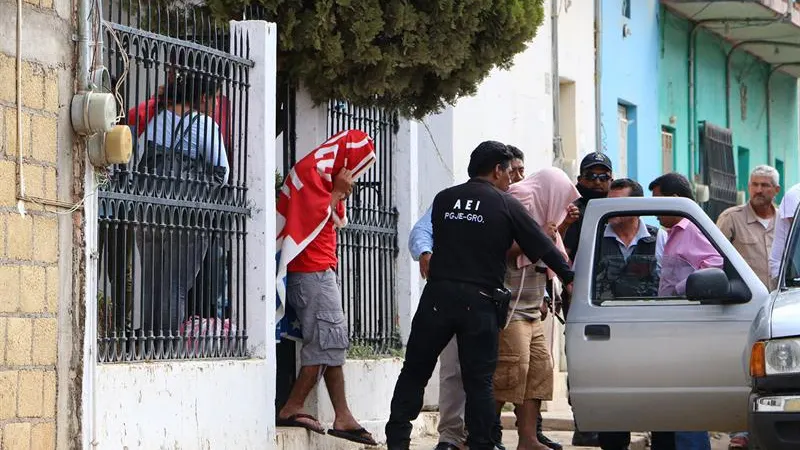 Policías de Arcelia, estado de Guerrero, conducen 21 personas que habían sido secuestradas 
