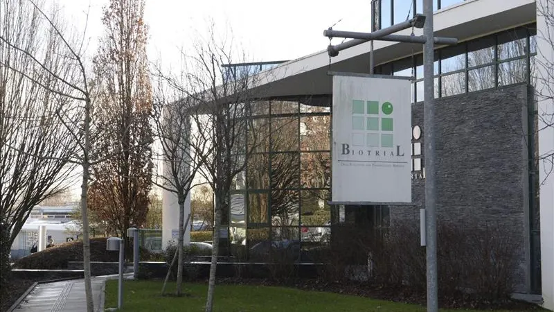 Fachada del edificio de los laboratorios Biotral en Rennes (Francia) Fachada del edificio de los laboratorios Biotral en Rennes (Francia)