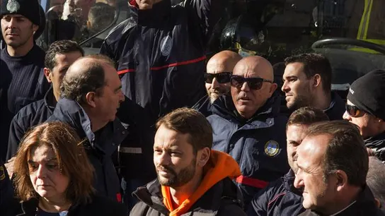 Los tres bomberos españoles liberados saldrán mañana de Lesbos hacia España Los tres bomberos españoles liberados saldrán mañana de Lesbos hacia España