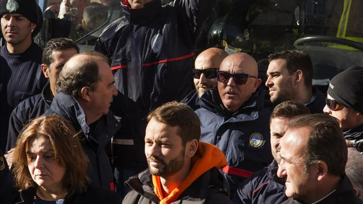 Los tres bomberos españoles liberados saldrán mañana de Lesbos hacia España Los tres bomberos españoles liberados saldrán mañana de Lesbos hacia España