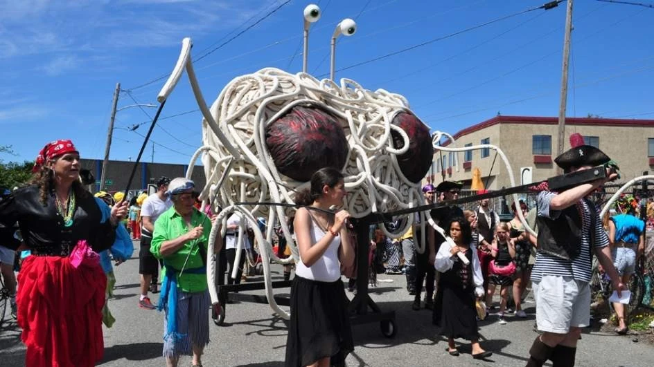Procesión de seguidores de la Iglesia del Monstruo del Espagueti Volador Procesión de seguidores de la Iglesia del Monstruo del Espagueti Volador