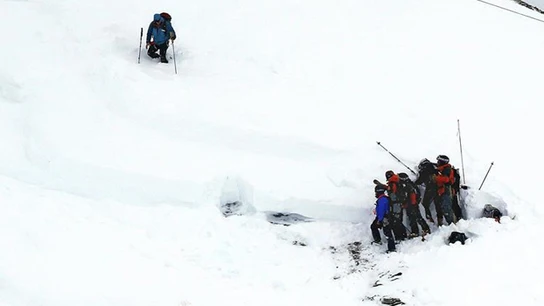Equipo de rescate en los Alpes Equipo de rescate en los Alpes