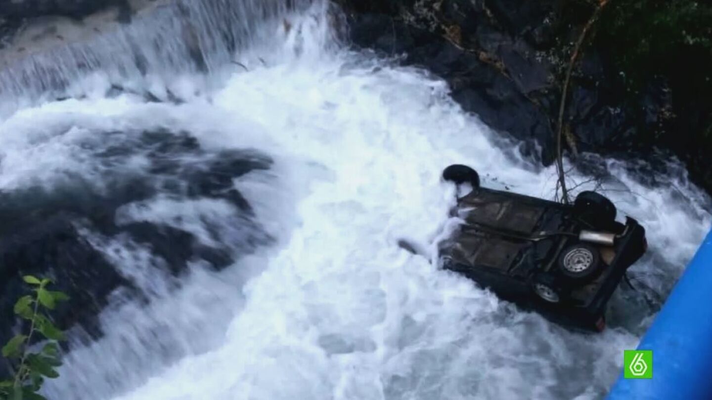 Imagen del coche dentro del r&iacute;o