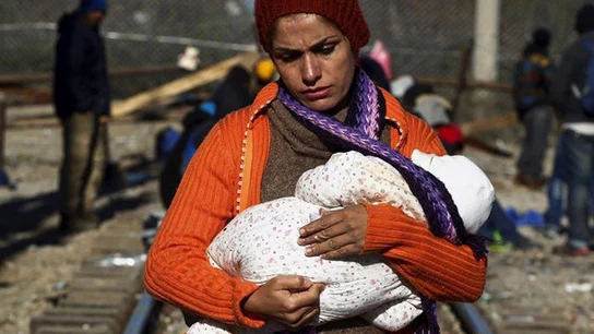 Una refugiada con su bebé Una refugiada con su bebé