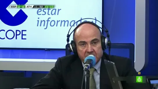 Luis de Guindos se pasa a locutor de fútbol Luis de Guindos se pasa a locutor de fútbol