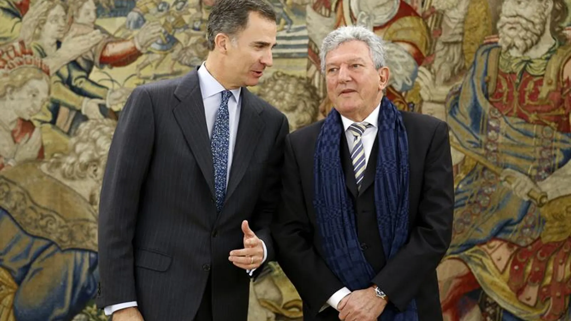 Felipe VI conversa con el diputado de Nueva Canarias Pedro Quevedo