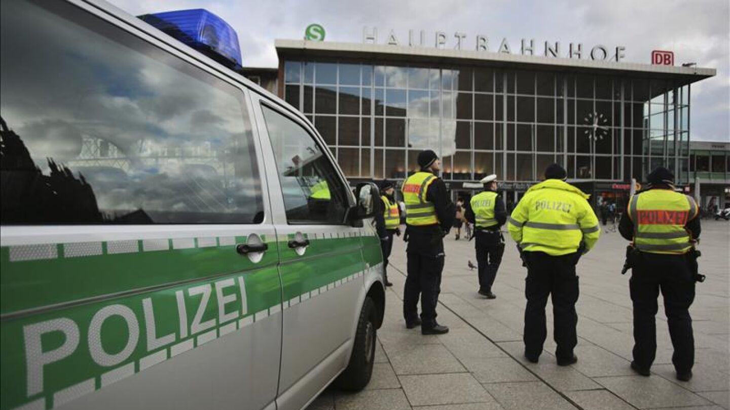 Agentes de polic&iacute;a alemanes vigilan frente a la estaci&oacute;n central ferroviaria de Colonia