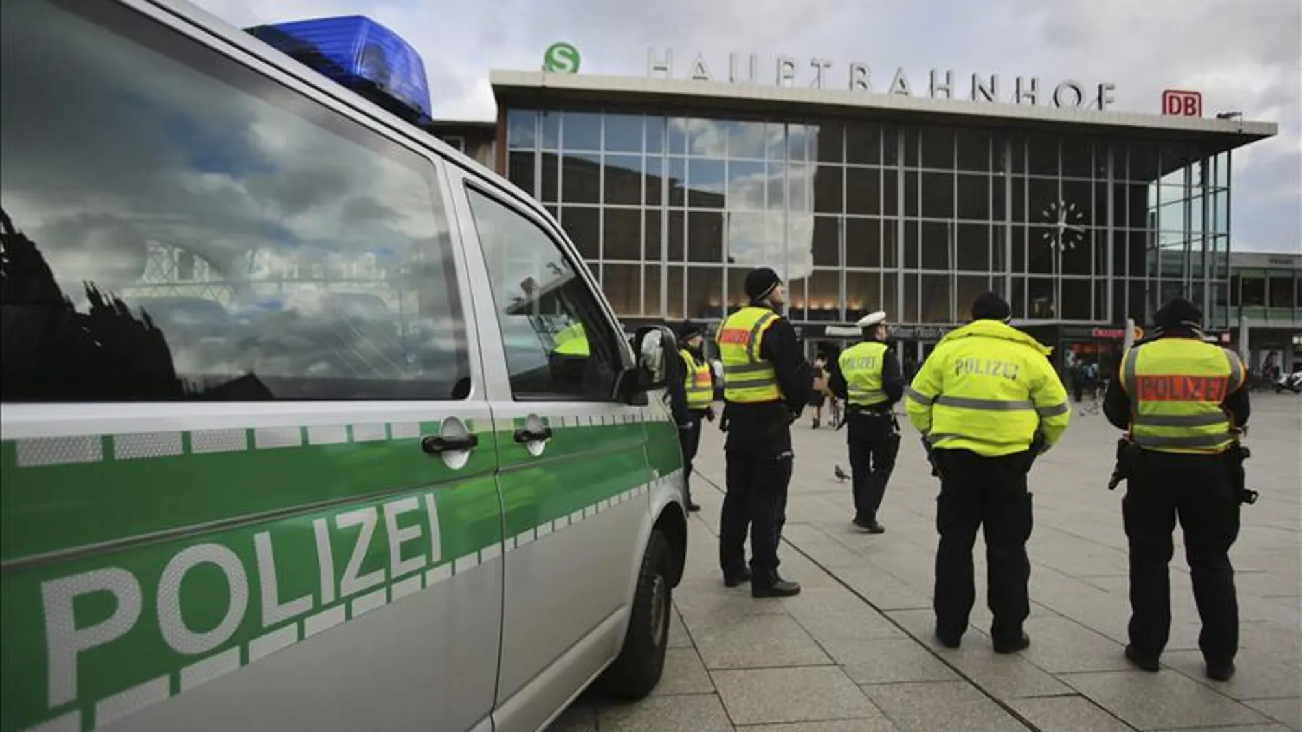 Agentes de policía alemanes vigilan frente a la estación central ferroviaria de Colonia