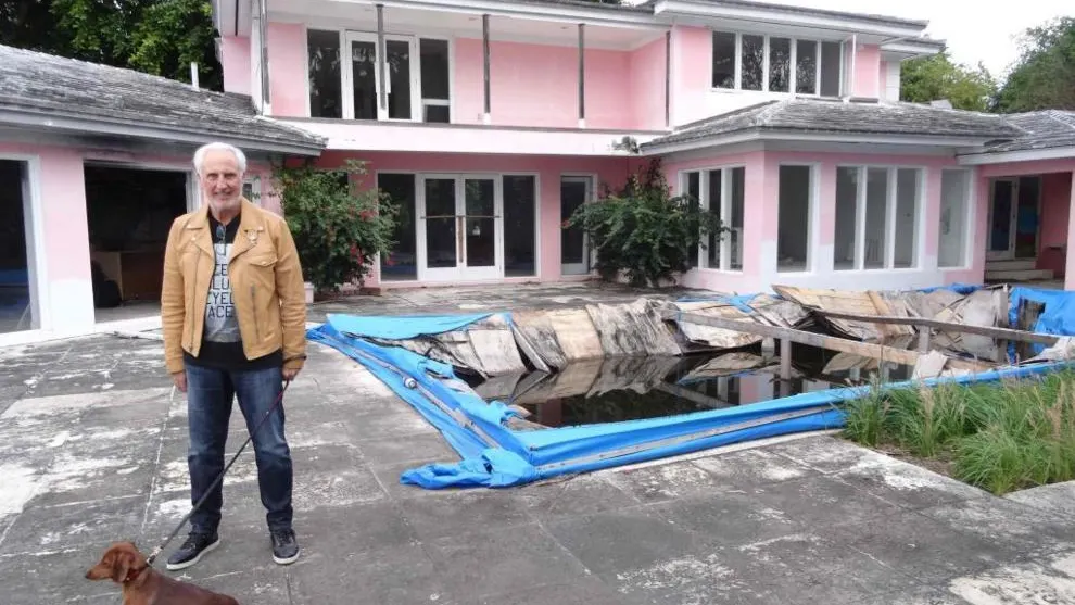El propietario del inmueble, Christian de Berdouare, posa en la antigua mansión de Pablo Escobar El propietario del inmueble, Christian de Berdouare, posa en la antigua mansión de Pablo Escobar