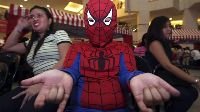 Un niño disfrazado de Spiderman Un niño disfrazado de Spiderman