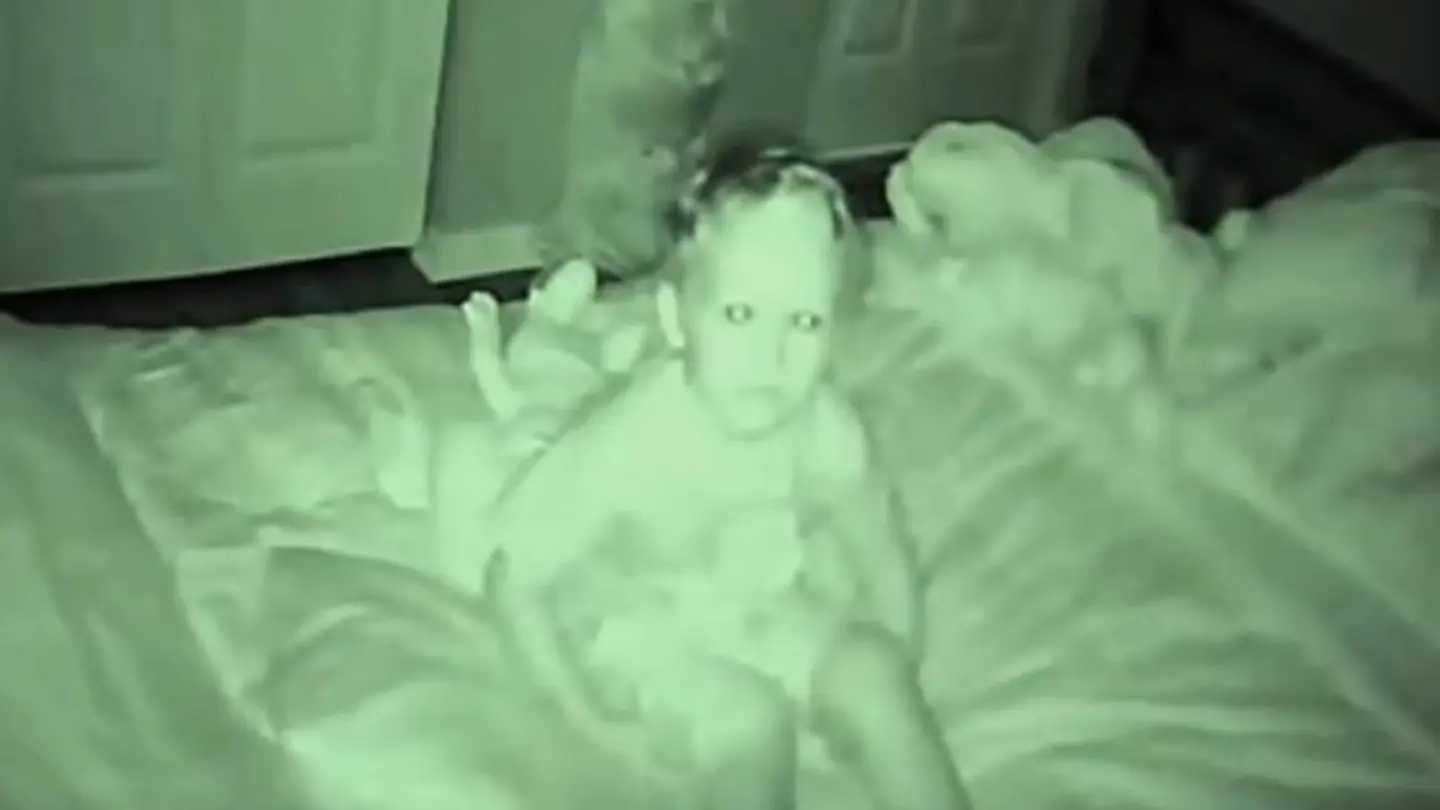 El niño tenía miedo a dormir solo por las noches El niño tenía miedo a dormir solo por las noches