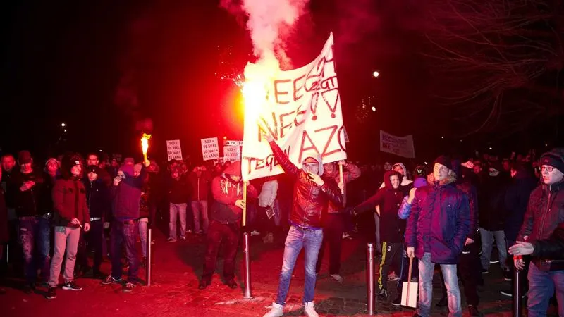 Protesta contra la apertura de un centro de refugiados en Heesch Protesta contra la apertura de un centro de refugiados en Heesch
