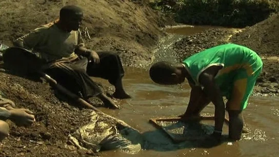 Dos niños trabajan en África Dos niños trabajan en África