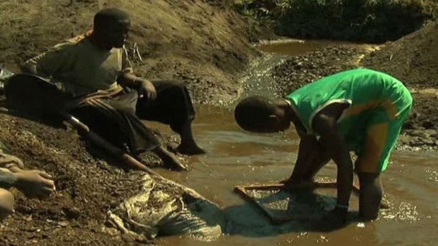 Dos ni&ntilde;os trabajan en &Aacute;frica