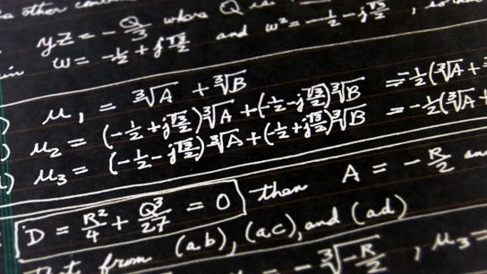 Imagen de un tablón con un problema de matemáticas Imagen de un tablón con un problema de matemáticas