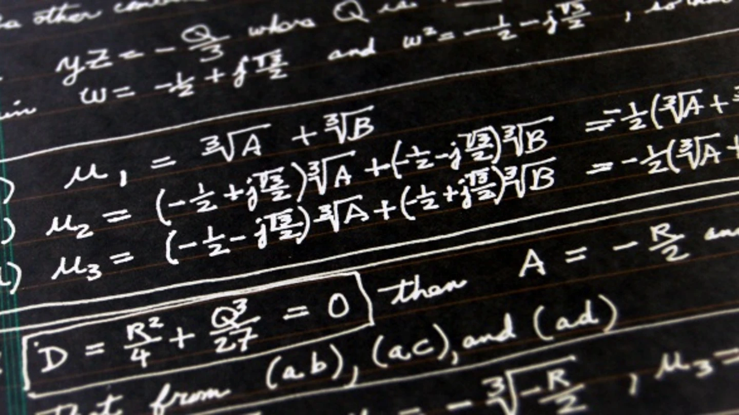 Imagen de un tablón con un problema de matemáticas Imagen de un tablón con un problema de matemáticas