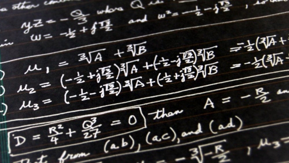 Imagen de un tablón con un problema de matemáticas