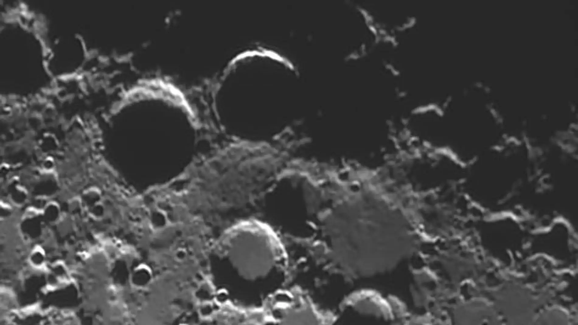 La X de la Luna, en la parte superior de la imagen