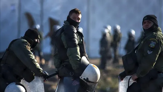 Un grupo policías griegos en un campamento cerca de Idomeni, en Grecia Un grupo policías griegos en un campamento cerca de Idomeni, en Grecia