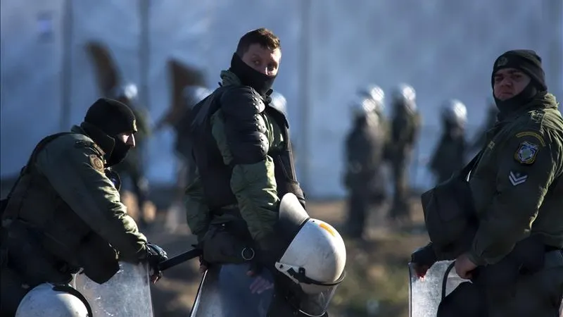 Un grupo policías griegos en un campamento cerca de Idomeni, en Grecia