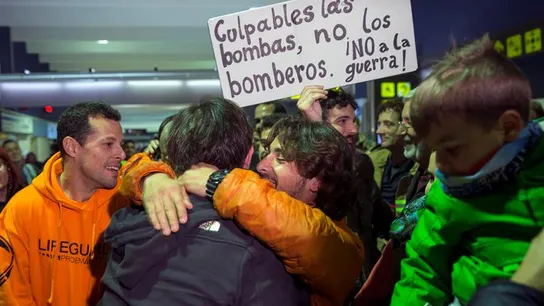 Los bomberos detenidos en Lesbos llegan a España Los bomberos detenidos en Lesbos llegan a España